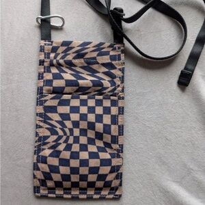 BAGGU Trippy checker phone sling